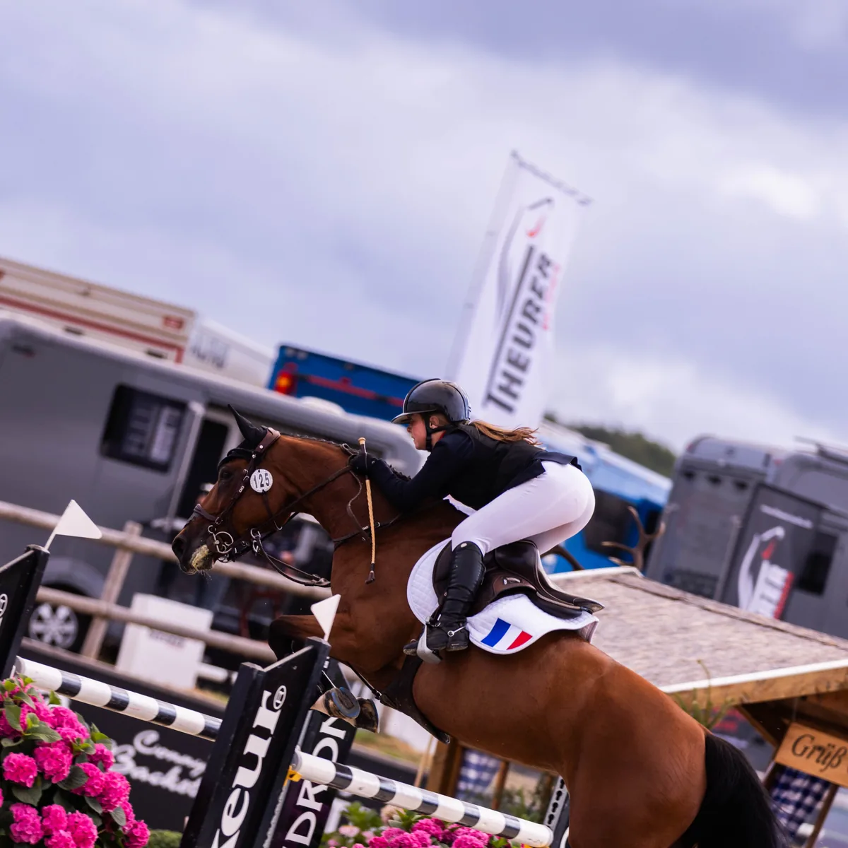 Cavalière en concours de saut d’obstacles avec son cheval