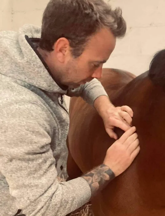 François Chacone lors d’une séance de physiothérapie équine